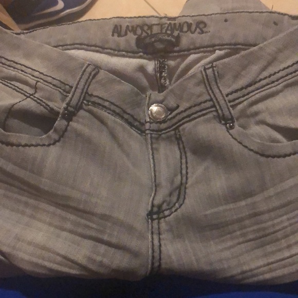 Almost famous jeans size 9 - Picture 4 of 4
